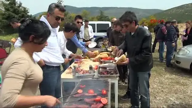 Polisler Fidan Dikip Sucuk Ekmek Yedi
