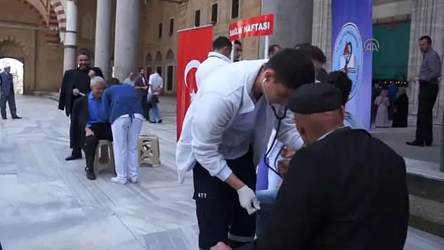 İbadete gelenlerin tansiyonunu ölçtüler -