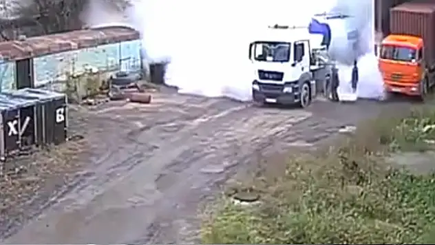 Patlayan Un Tankeri Toz Duman Oldu