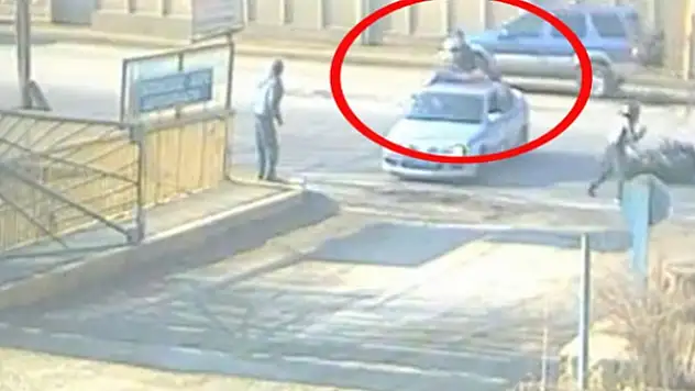 Rusya'da Motosikletli Otomobilin Üzerine Uçtu