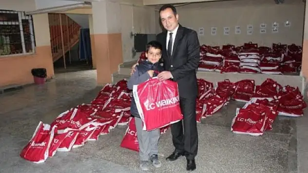 Kızılay'dan Fakir Öğrencilere Giyim Yardımı