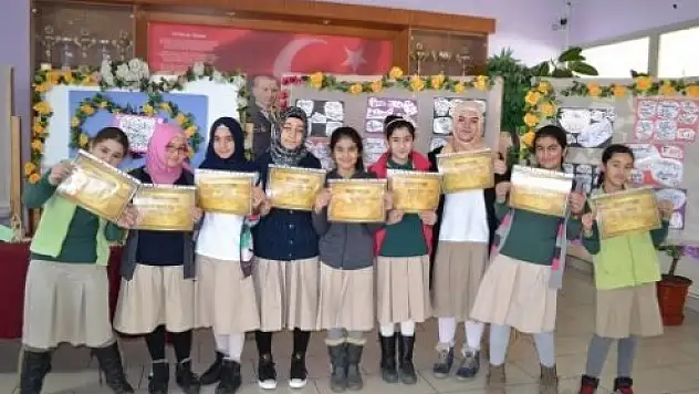 Ağrı'da Başarılı Olan Öğrencilere Kaligrafi Sertifikası Verildi