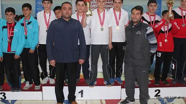 BADMİNTON YILDIZLAR GRUP MÜSABAKALARI SONA ERDİ
