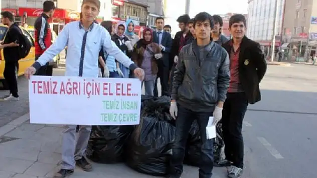Seçimlerin İptal Edildiği Ağrı'da Öğrenciler Caddelerde Çöp Topladı