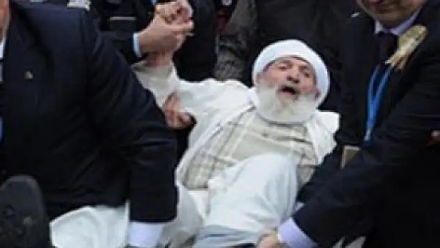 96 yaşındaki dedeyi yaka paça dışarı attılar