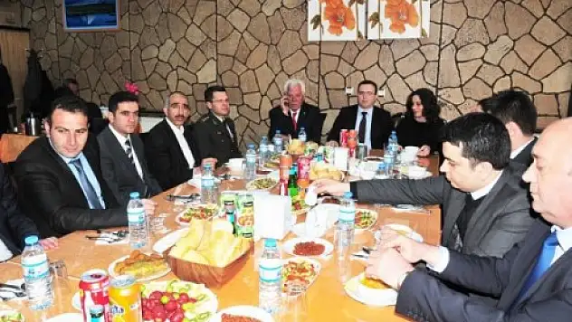 Başkan Sarı'ndan Kurtuluş Yemeği