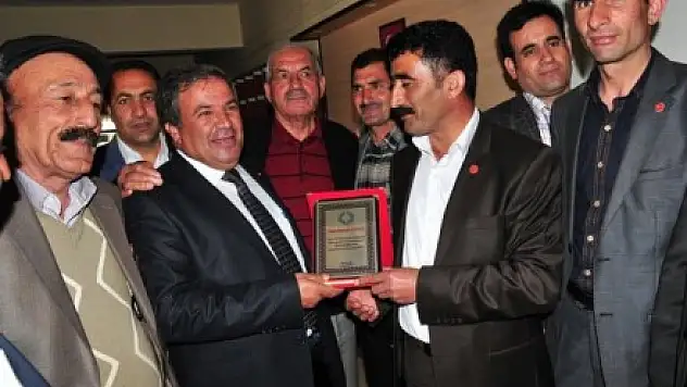 Muhtarlar Derneğinden Vakıf Müdürüne Plaket