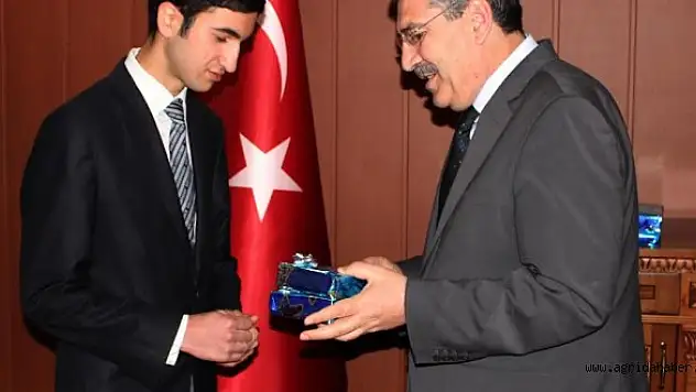 YGS'DE BAŞARILI OLAN ÖĞRENCİLERE ÖDÜL
