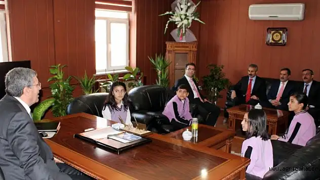 MİLLİ EĞİTİM MÜDÜRÜ DURSUN'UN KOLTUĞUNA SÖYLEMEZ OTURDU