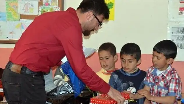 3 Ay Harçlıklarını Biriktirip Çocuklara İkinci Bayramı Yaşattılar