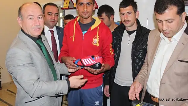 AĞRI G.H. S.İ.M'DEN FUTBOL TAKIMINA KRAMPON DESTEĞİ