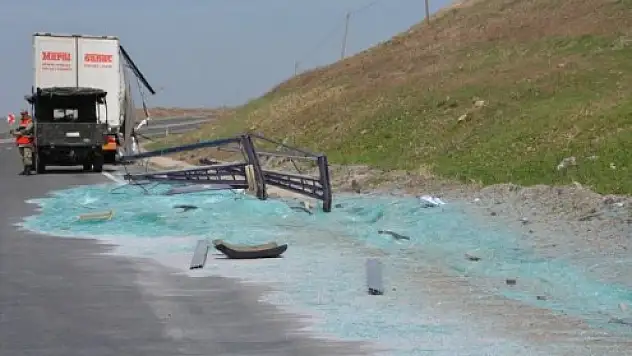 Cam Yüklü Tır Yoldan Çıktı, Camlar Yola Savruldu