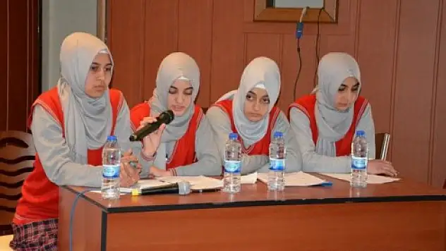 Lise Gençleri 'Kadına Şiddeti' Tartıştı