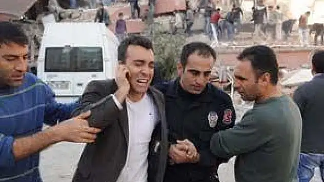 Van depremi: 60 ölü çok sayıda yaralı