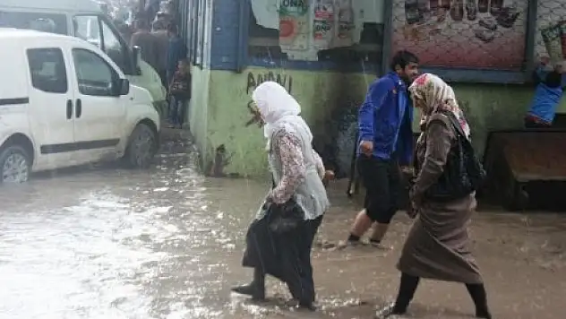 15 Dakikalık Dolu Yağışı, Doğubayazıt'ı Felç Etti