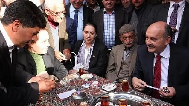 Müezzinoğlu'ndan Sigarayı Bırakacağını Söyleyen İşçiye Takım Elbise Sözü