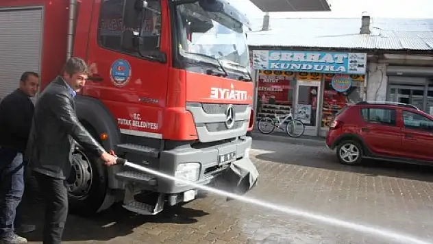 Başkan ÖZTÜRK Tutak Caddelerini Yıkadı