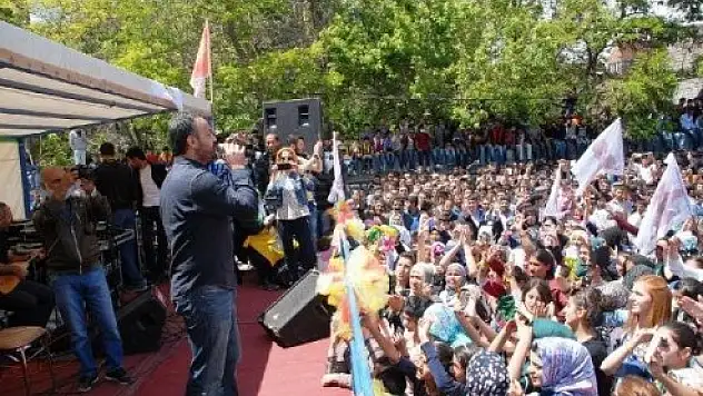 Polise Taş Atan Göstericileri HDP İlçe Başkanı Dağıttı