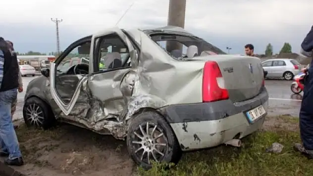 Ağrı'da Ambulans Otomobille Çarpıştı: 3 Yaralı