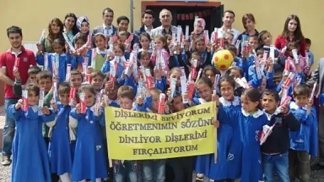 Öğretmen Adaylarından Minik Öğrencilere Hediye