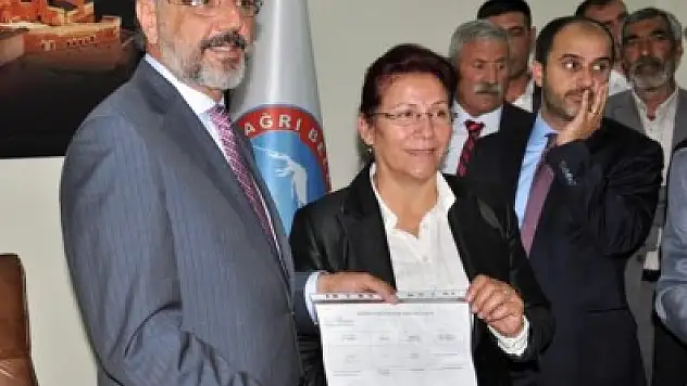 Başkan Sırrı Sakık Mazbatasını Aldı