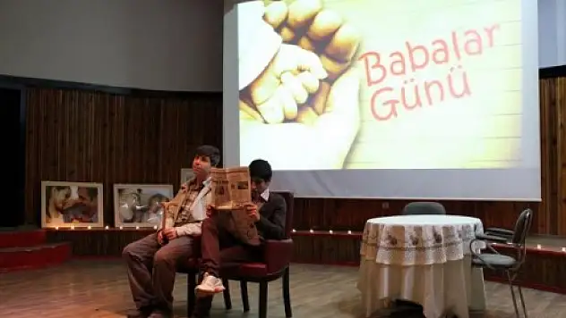 Öğrenciler Torununa Bakan Dedeyi Yılın Babası Seçti