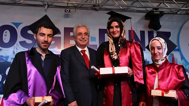 AĞRI İBRAHİM ÇEÇEN ÜNİVERSİTESİNDE MEZUNİYET COŞKUSU