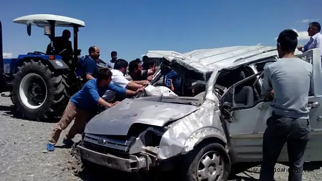 ELEŞKİRT'TE TRAFİK KAZASI : 1 ÖLÜ 3 YARALI