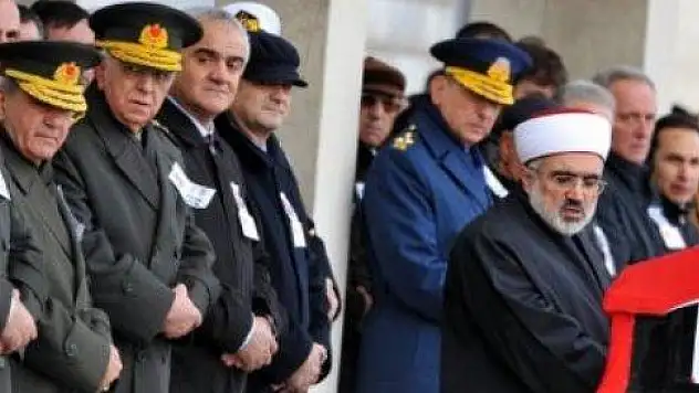 Namaz kıldığı için ordudan atıldı