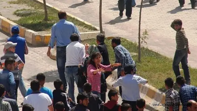 HDP Mitinginde Kadın Sunucuyu Elektrik Çarptı