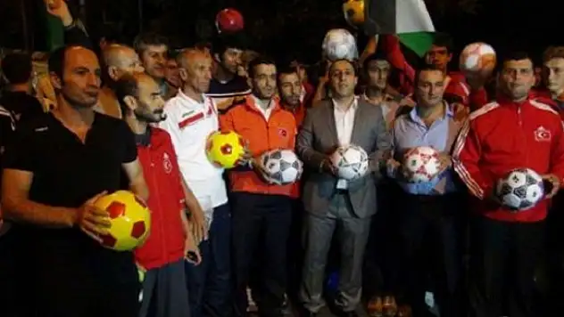 Sporcular İsrail Büyükelçiliğini 'Top'a Tuttu