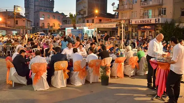 AĞRI'LI İŞ ADAMI HUZUR EVİ SAKİNLERİNE İFTAR YEMEĞİ VERDİ