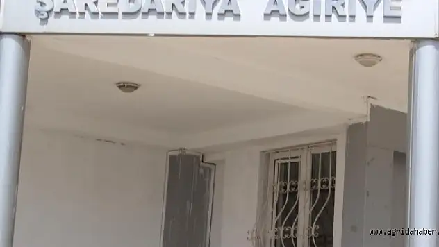 AĞRI BELEDİYESİNE TÜRKÇE VE KÜRTÇE TABELA ASILI