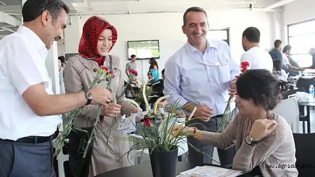 AĞRI İBRAHİM ÇEÇEN ÜNİVERSİTESİNDE ÖĞRENCİLERE TATLI KARŞILAMA