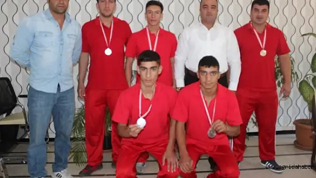 AĞRI'LI HALTERCİLER ERZURUM'DAN 5 MADALYA İLE DÖNDÜ