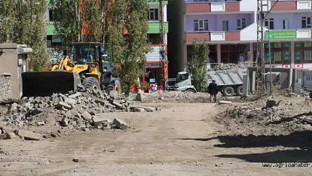 Diyadin'de Yol Yapım Çalışmaları Devam Ediyor