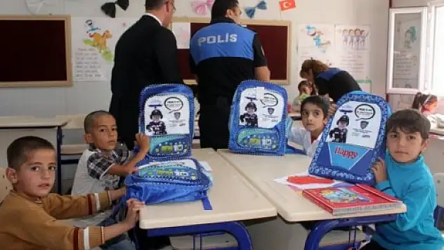Ağrı'da Polis Amcalar Kırtasiye Seti Projesi