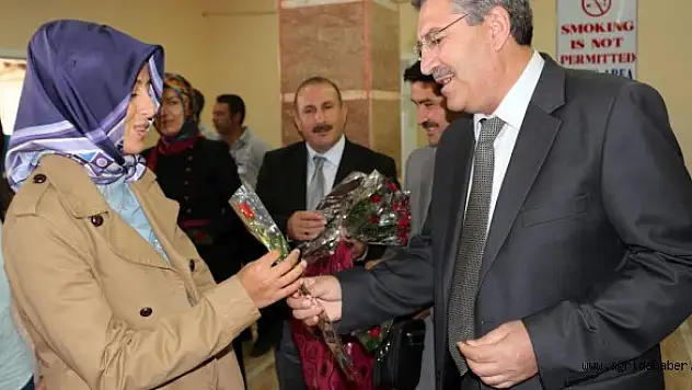 AĞRI'YA ATANAN ÖĞRETMENLER KARANFİLLERLE KARŞILANDI