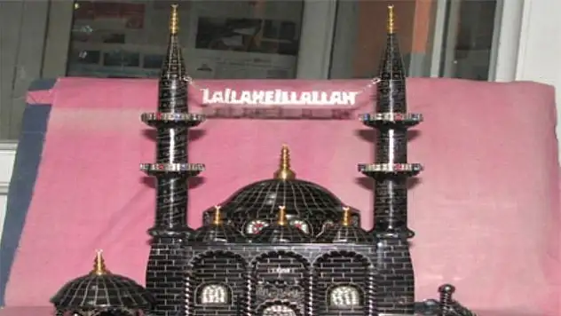 Oltu Taşından Maket Cami ve Saz Yaptı