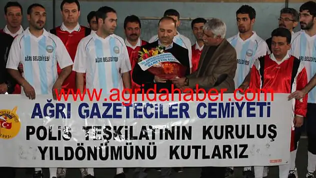 GAZETECİLER EMNİYET MENSUPLARINA GOL YAĞDIRDI:10-0