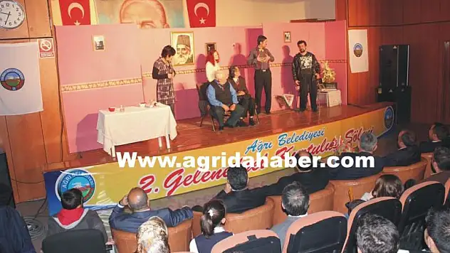 15.Nisan KURTULUŞ ŞÖLENİ TİYATROYLA DEVAM ETTİ