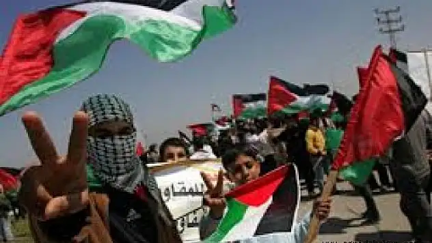 Kudüslü Gençler Siyonistlerle Çatışıyor: 37 Yaralı