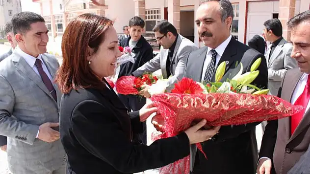 BAŞKAN ARSLAN 'ADAYLARI ÇİÇEKLERLE KARŞILADI'