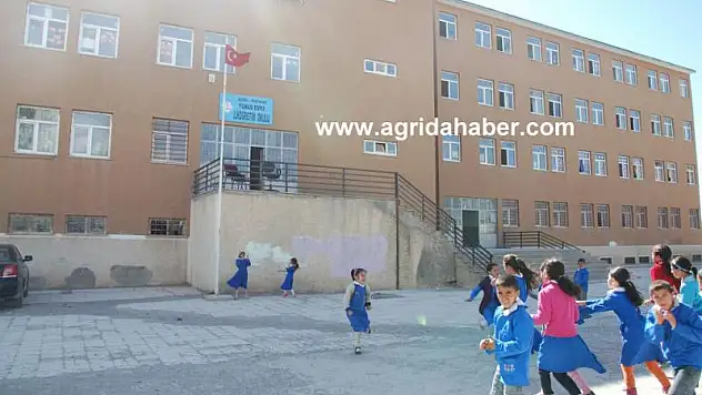 OKULUN PENCERESİNDEN ATLAYAN ÖĞRENCİ AYAĞINI KIRDI