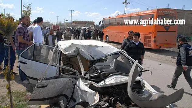 İRAN OTOBÜS İLE OTOMOBİL ÇARPIŞTI: 1 ÖLÜ