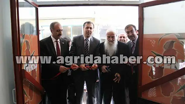 Ağrı Kültür ve Eğitim Vakfı tarafından hazırlanan Kütüphane açıldı.