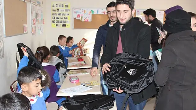 ÜNİVERSİTE ÖĞENCİLERİNDEN 'HER ÇOCUK BİR KİTAP