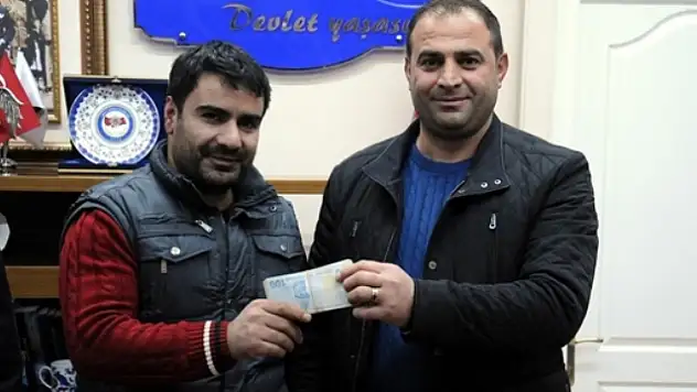 Iğdır'da Yolda Bulduğu 10 Bin Lirayı Sahibine Verdi