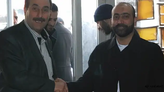 Esnaf Burhan Aslan'a tatlı ikram etti