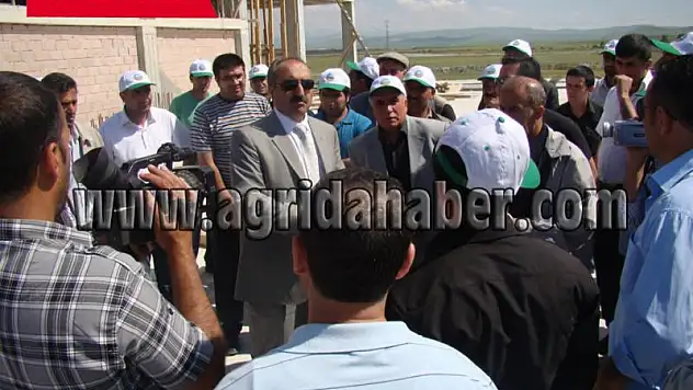 BAŞKAN ARSLAN YAPILAN HİZMETLERİ YERİNDE GÖSTERİYOR